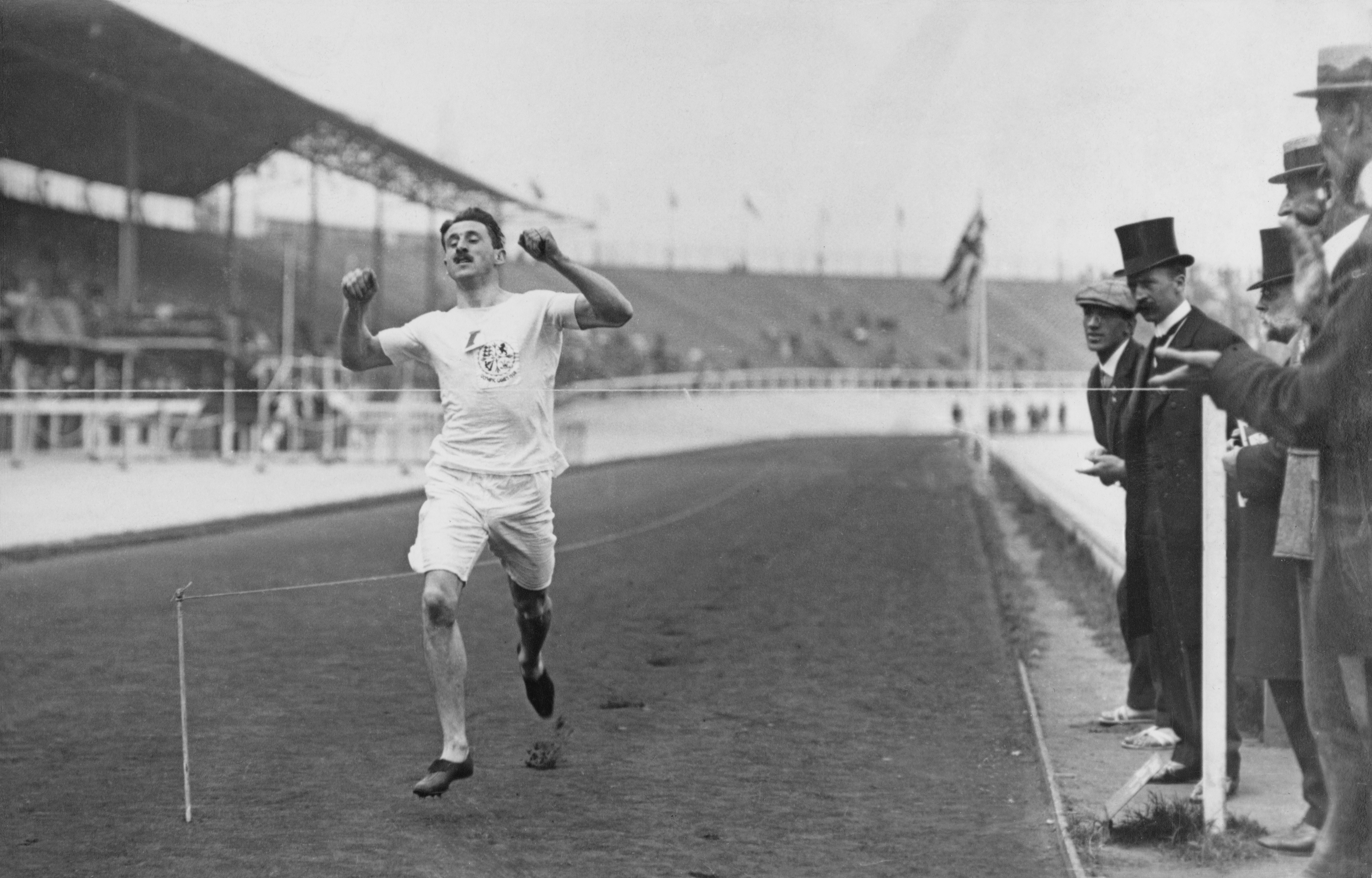 Первый ои. Олимпийские игры 1908 года в Лондоне. Игры IV олимпиады 1908 года в Лондоне. Уиндхем Холсуэлл.
