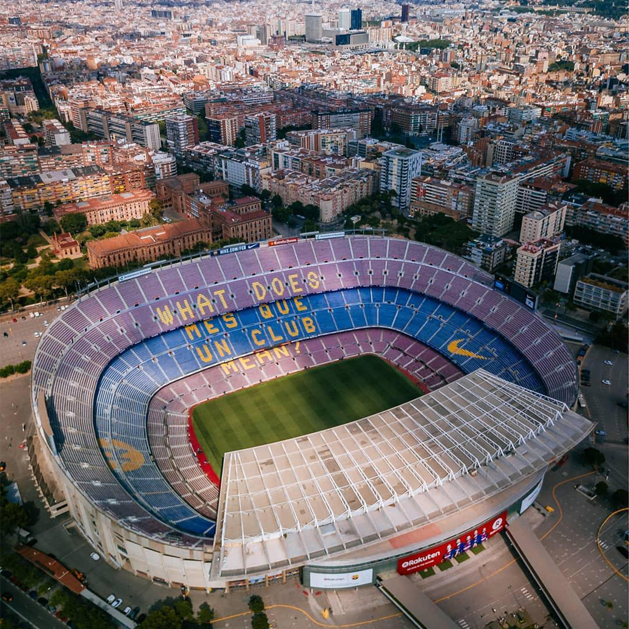 Стадион выше. Камп ноу стадион. Стадион Камп ноу в Барселоне. Стадион Camp nou. Барселона футбольный стадион Камп ноу.