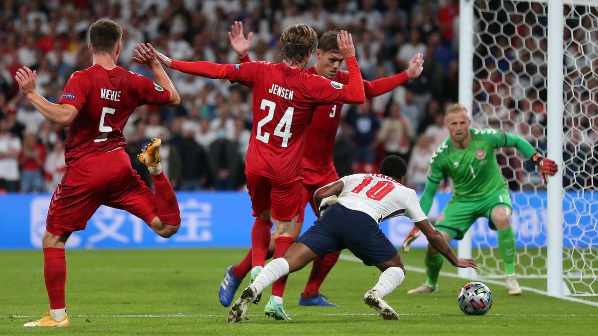«Стерлинг подставлялся»: что говорят действующие и бывшие арбитры о пенальти в ворота сборной Дании