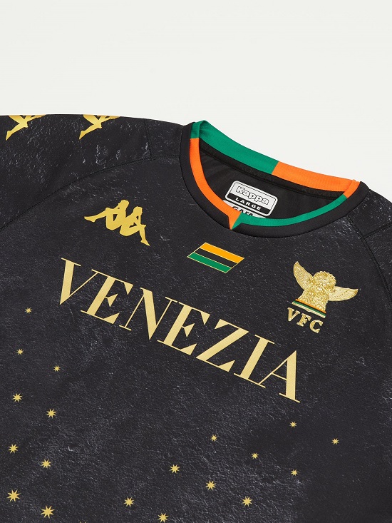 «Венеция» начала сезон без эмблемы на нашей любимой форме. Серия А посчитала за лого надпись Venezia