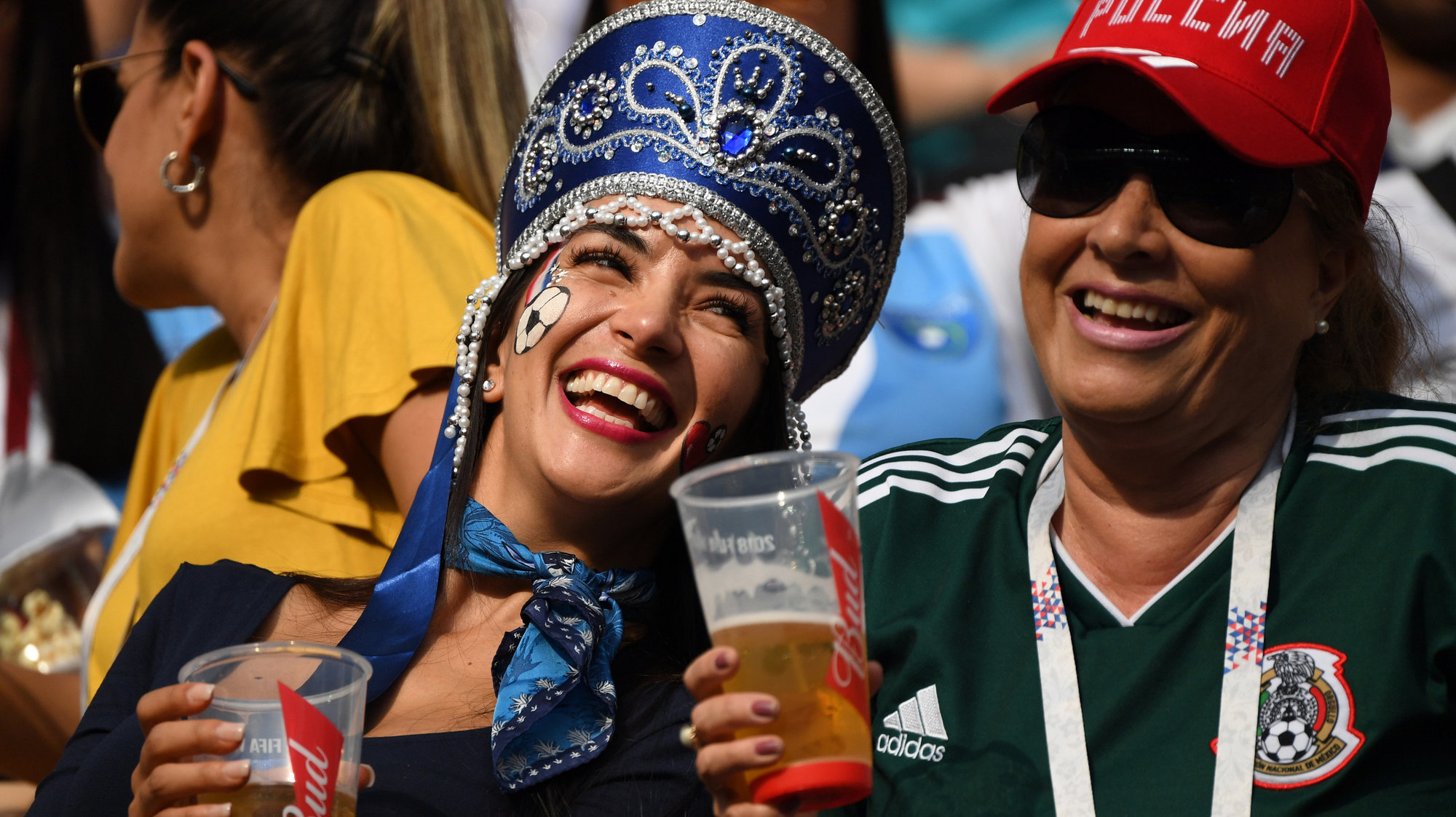 Еда на стадионе. Пиво на стадионе. Болельщики с пивом на стадионе. Пиво на стадионах ЧМ 2018. Пиво на стадионах в России.