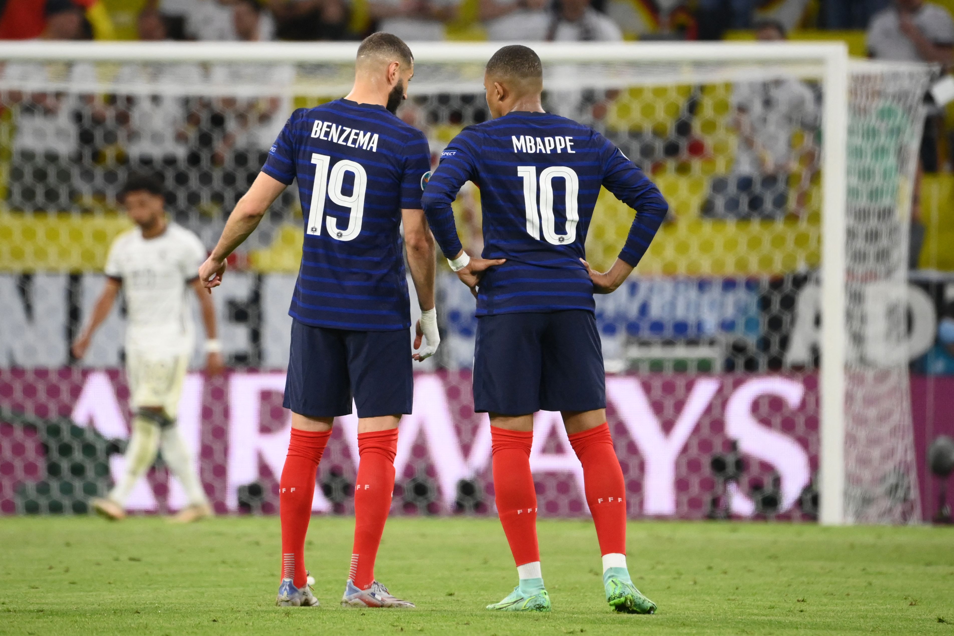 Германия французы. Мбаппе евро 2020. Мбаппе и Бензема. Benzema сборная Франции. Мбаппе Франция 2022.